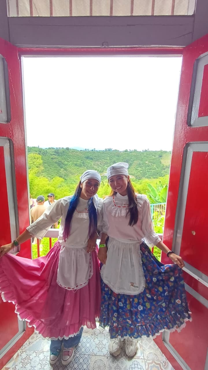 Familia en cafetal con trajes típicos